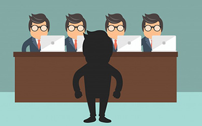 apinillos abogado especialista en sanciones a trabajadores o laborales, imagen con una persona de espaldas y en frente un jurado de cuatro jueces